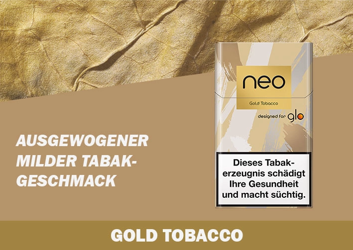 Due Neo Sticks in gold Tobacco vor einem gelblichen Hintergrund mit einem Tabakblatt am oberen Bildrand