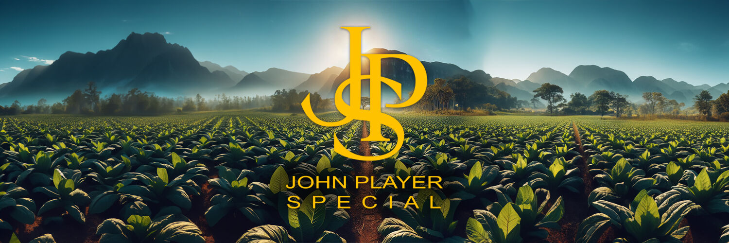 Goldenes John Player Special Logo mit Tabakplantage im Hintergrund 