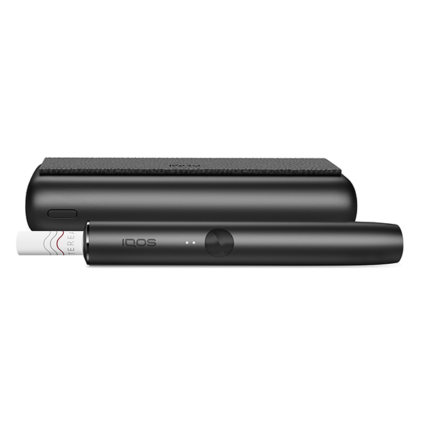 Die IQOS Iluma Prime in der Farbe Obsidian Black von der Seite