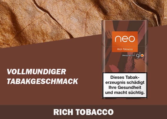 Die Neo Sticks in rich Tobacco auf braunem Hintergrund mit einem Tabakblatt am oberen Bildrand