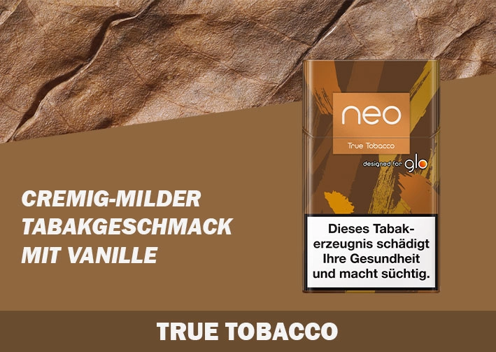 Die Neo Sticks in True Tobacco auf braunem Hintegrrund mit einem Tabakblatt am oberen Bildrand